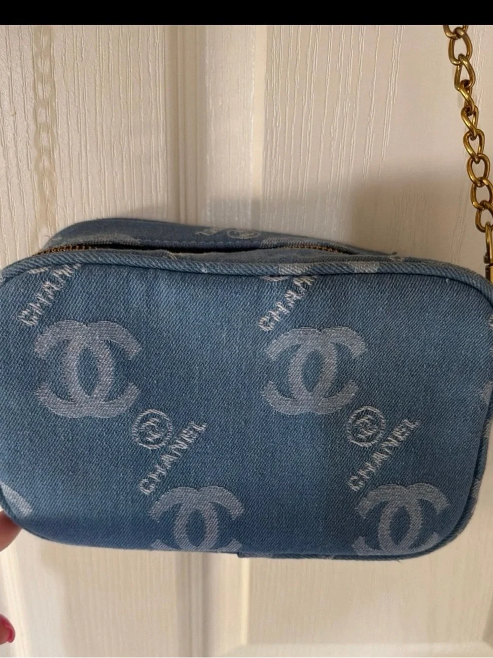 CHANEL Blue Denim CC Logo Crossbody Bag with Gold Chain - Picture 2 of 6
